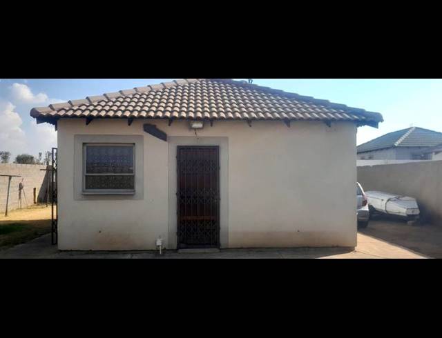 2 BEDROOM HOUSE FOR SALE IN LUFHERENG